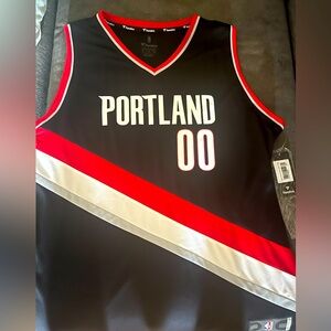 Men’s extra large Carmelo Anthony jersey. Portland Trailblazers never worn